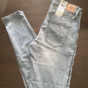 Cute light blue skinny mid rise Levi’s.